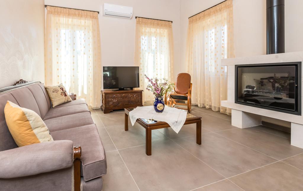 Villa Callisto- Elegant Restored Villa With Pool Yírion Exterior foto